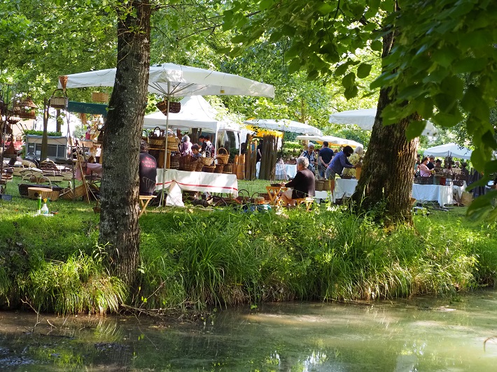 9月 秘密にしておきたい可愛い村 Issigeac(イシジャック):美しいくらし:かもめの本棚 online